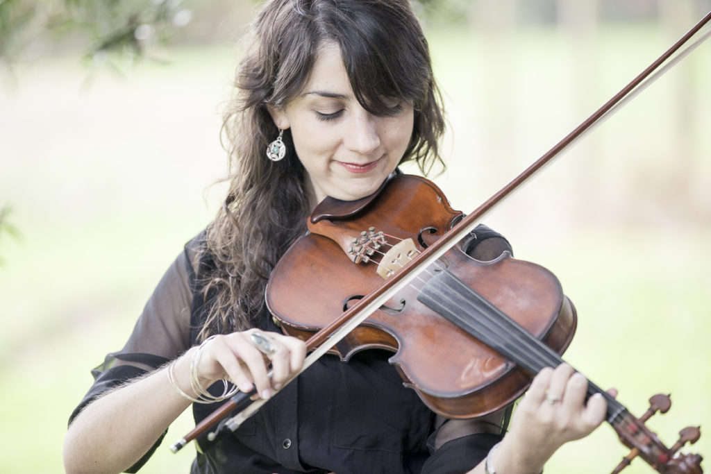 Carolina Arango tocando violín